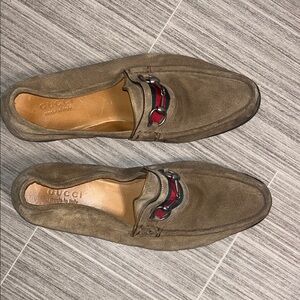 Gucci Men's Taupe Loafers with Red and Green Accents. READ…